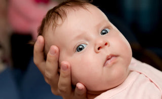 Babykoorts: oorzaken, behandelingen en wanneer u een arts moet raadplegen